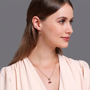 Parure collier et boucles d'oreilles cerise avec cristaux rouges et finition dorée