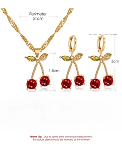 Vue détaillée de l'ensemble collier et boucles d'oreilles cerises en cristal rouge