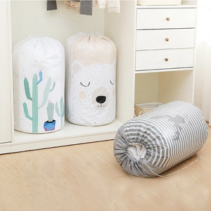 Großer Steppdecken Aufbeutel PEVA Wasserdicht Staubdicht Zylindrischer Kordelzug Kleidung Organisator Cartoon Druck Home Schrank