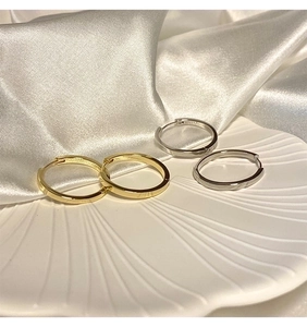 Orecchini a cerchio minimalisti in oro e argento su un vassoio a forma di conchiglia