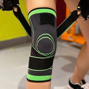 Gros plan sur la genouillère de compression avec sangles croisées et détails vert vif