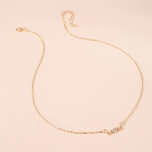 Détail du collier MOM doré avec cœur en strass et fermoir à chaîne réglable