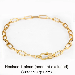 Détail d'un collier chaîne trombone dorée de 50cm avec fermoir orné de cristaux brillants
