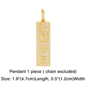 Détail d'un pendentif LOVE doré serti de zircons blancs avec dimensions précises