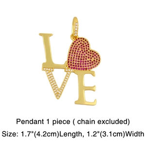 Détail du pendentif lettre LOVE avec zircon cœur rouge micro-pavé et placage d'or