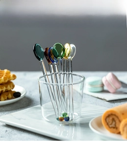 Dettaglio macro di cucchiai colorati in vetro termoresistente per caffè e dessert