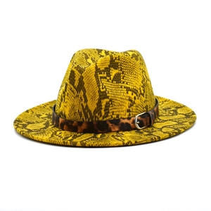 Détail d'un chapeau fedora jaune motif serpent avec ruban léopard et boucle argent