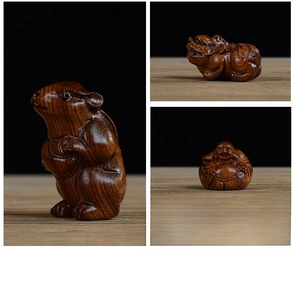 Gros plan détaillé de sculptures en bois de rose polies à la main avec rat du zodiaque
