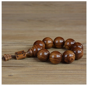 Détail macro du bracelet bouddhiste en bois Huanghuali avec une étiquette carrée