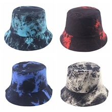 Detailansicht von vier Fischerhüten mit Tie-Dye-Mustern in Blau, Rot, Dunkelblau und Schwarz-Weiß