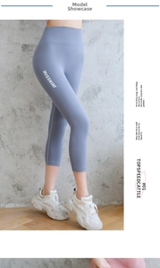 Détail du legging de yoga taille haute avec logo Missnine et tissu respirant extensible