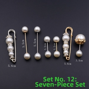 Détail d'un ensemble de 7 broches de sécurité avec perles et strass sur bases dorées et argentées