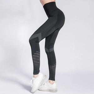 Détail de legging de yoga taille haute avec trous d'aération découpés au laser sur l'ourlet