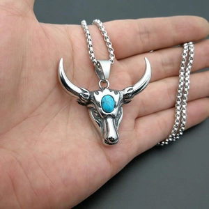 Collier avec pendentif tête de taureau punk vintage en acier poli et incrustation turquoise