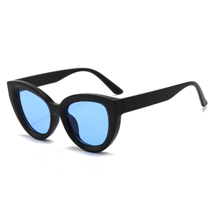 Classic black cat-eye sunglasses with blue lenses for women and men, UV400 protection