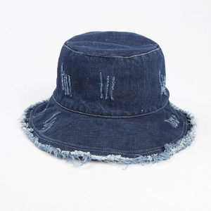 Detail eines Vintage-Anglerhuts aus dunkelblauem Denim mit Löchern und Fransenrand