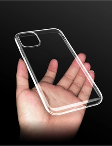 Nahaufnahme einer hochtransparenten TPU-Handyhülle für das iPhone auf schwarzem Hintergrund