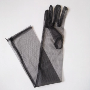 Detalle de guantes de novia de tul negro de 70 cm con textura de malla ligera