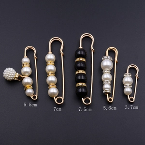 Cinq broches épingles dorées avec perles de culture et strass de tailles variées