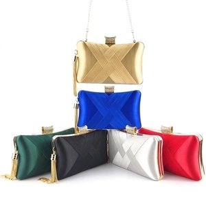 Elegante Damen Satin Abendtasche Clutch mit Metallkette, Strassverschluss und Quaste.