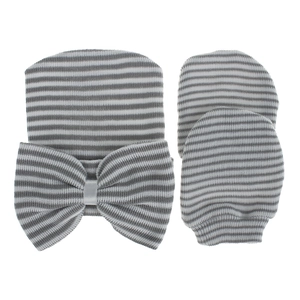 Set de gorro y mitones para recién nacido con rayas grises y un gran lazo decorativo.