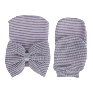 Detalle del gorro de punto a rayas para recién nacido con lazo y mitones a juego en lila
