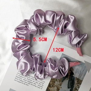 Dettaglio dimensioni della fascia in raso viola con larghezza di 5,5 cm e diametro di 12 cm
