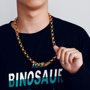 Collier pour homme en acier inoxydable plaqué or porté sur un t-shirt noir imprimé