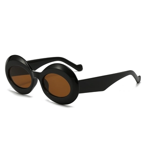 Retro thick-frame oval sunglasses in black with stylish brown tinted lenses