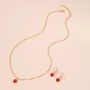 Détails de l'ensemble bijoux dorés avec cœurs rouges et boucles d'oreilles créoles