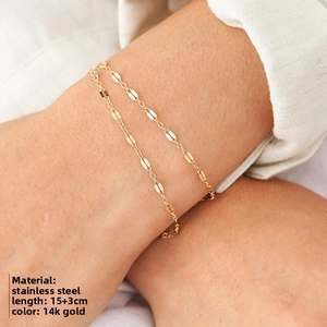 Détail du bracelet ajustable en acier inoxydable doré 14K sur un poignet féminin