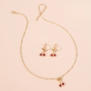 Ensemble détaillé collier et boucles d'oreilles cerises dorées avec cristaux rouges