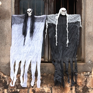 Lot de deux fantômes d'Halloween suspendus avec robes en gaze noire et blanche déchirée