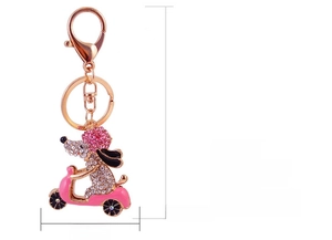 Especificaciones del llavero de perro con strass rosa en scooter con dimensiones