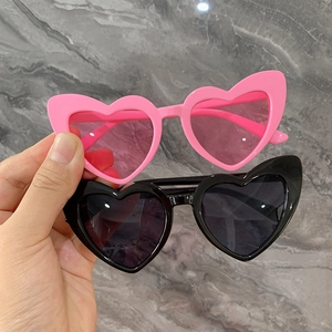 Lunettes de soleil cœur pour enfants en plastique rose et noir avec protection UV
