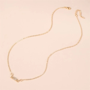 Détail du collier MOM doré avec incrustation de zircons et chaîne réglable de qualité