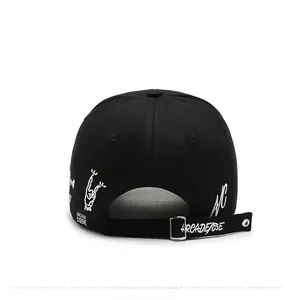Dettaglio del retro del cappello da baseball nero con fibbia regolabile e ricamo bianco