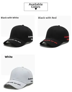 Dettaglio dei ricami su cappelli da baseball in tessuto di cotone twill bianco e nero
