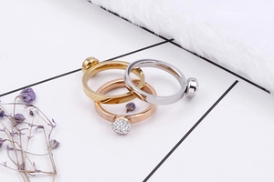 Trois bagues minimalistes en or, or rose et argent avec disques sertis de diamants pavés