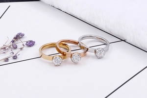 Vue détaillée de trois bagues minimalistes en finitions or, or rose et argent poli