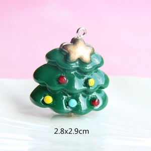 Macro shot of 2.8x2.9cm resin Christmas tree pendant with colorful ornaments and star