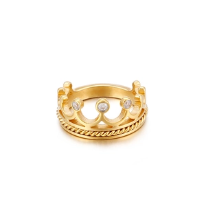 Goldener Kronenring mit drei Diamanten und gedrehtem Band auf weißem Grund