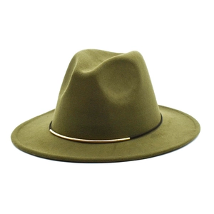 Détail du chapeau fedora en laine vert armée avec ruban noir et boucle dorée