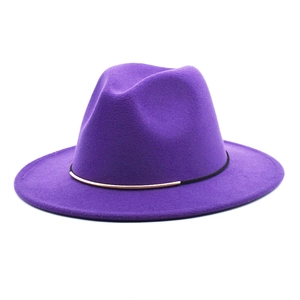 Vue détaillée d'un chapeau fedora violet avec ruban noir et boucle en métal doré
