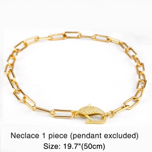 Détail d'un collier chaîne trombone doré de 50 cm avec fermoir poisson pavé de zircons