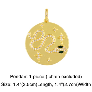 Vue détaillée d'un pendentif serpent doré avec strass blancs et yeux en pierre verte