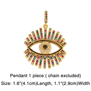 Vue détaillée du pendentif œil protecteur plaqué or avec des pierres de zircon colorées