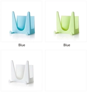 Organizer da parete in blu, verde e bianco per coperchi o spugne da cucina