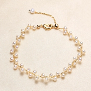 Elegantes Goldketten-Armband mit feinen weißen Perlen und verstellbarem Karabinerverschluss