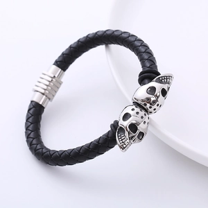 Geflochtenes schwarzes Lederarmband für Herren mit silbernen Totenköpfen und Magnetverschluss
